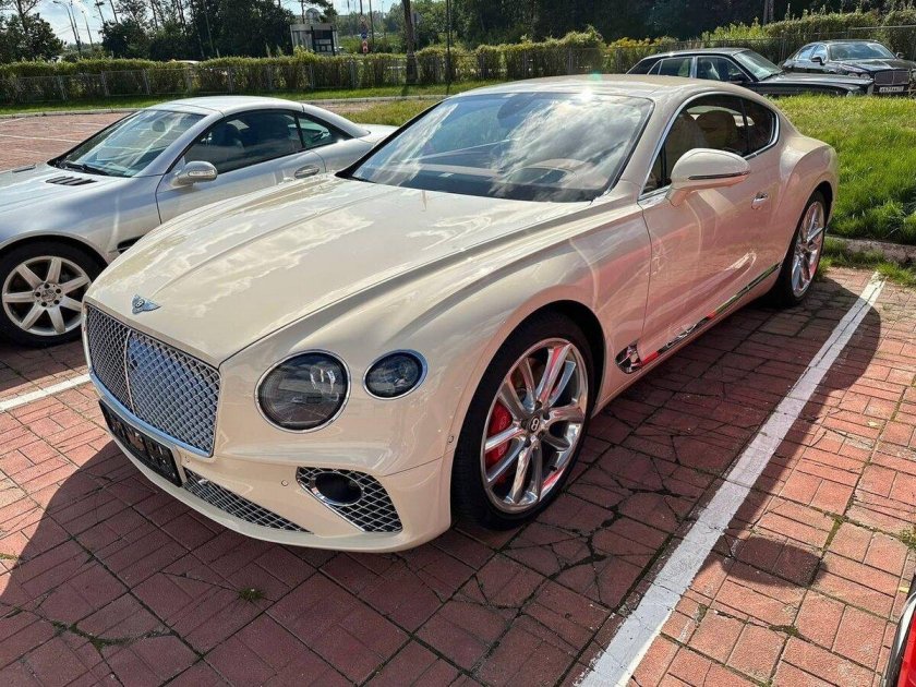 Машина bentley continental gt