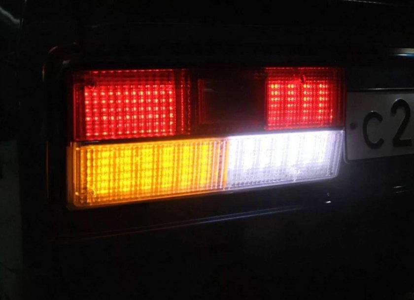 Диодные фары на ВАЗ 2107 задние