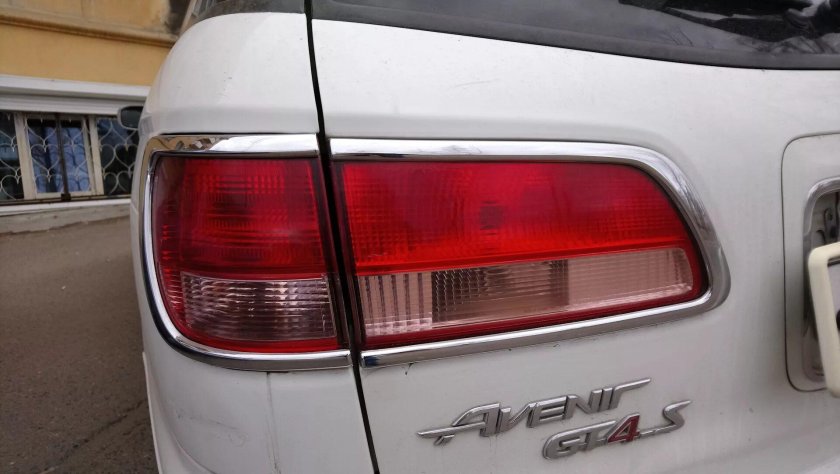 Nissan Avenir задние фары
