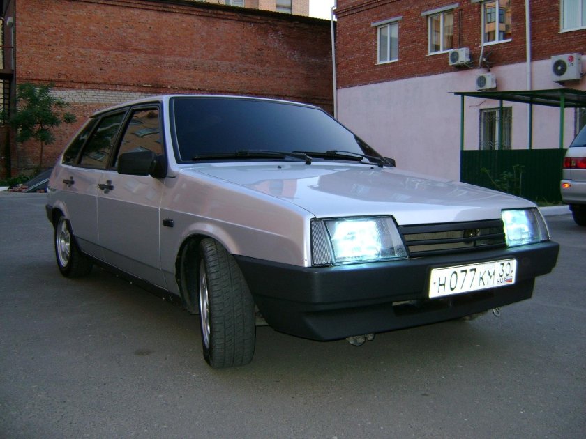 ВАЗ 2109 серебристая тонированная