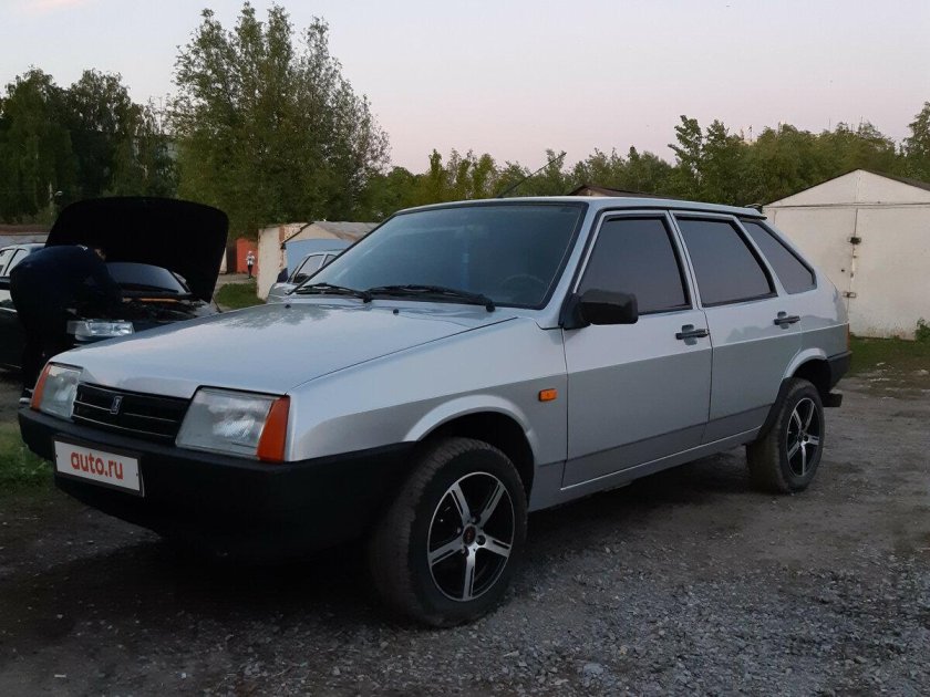 ВАЗ 2109 серебристая