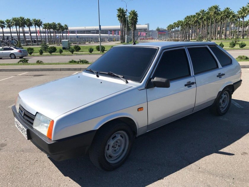 ВАЗ 2109 серебристая