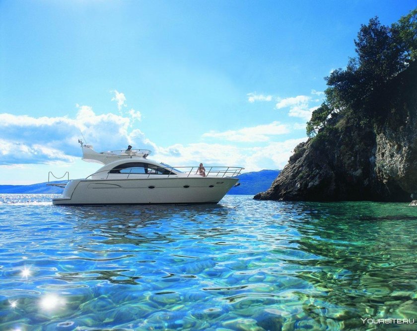 Яхта в море