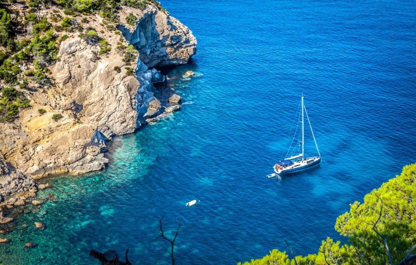 Скала яхта море