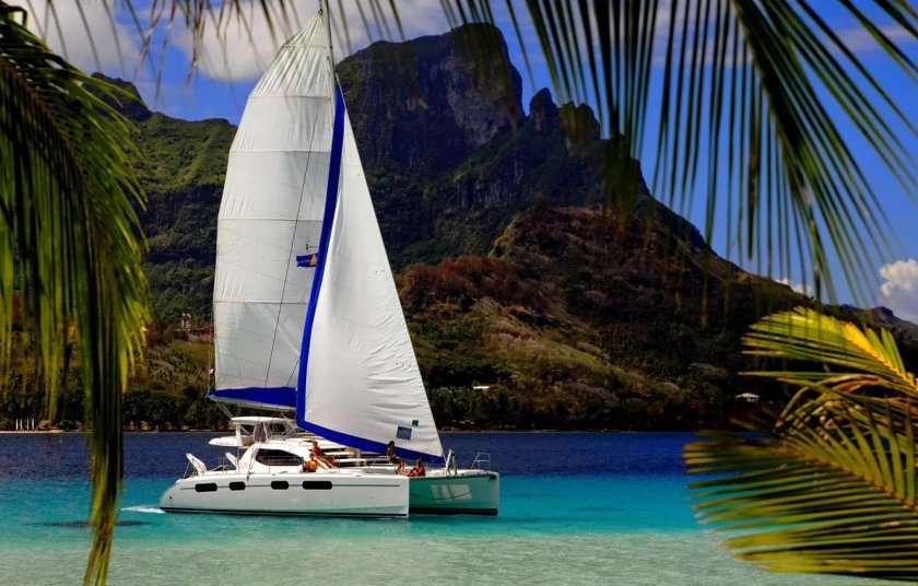 Парусный катамаран на Карибах