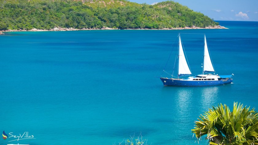 Яхта в море