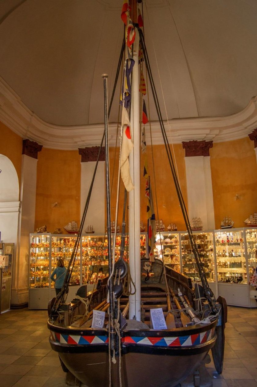 Ботик Петра 1 в Петропавловской крепости