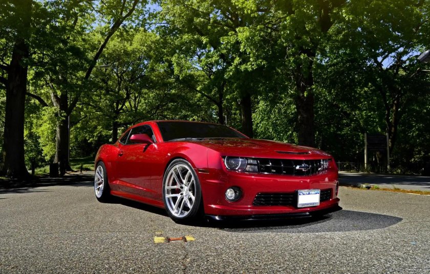 Красная машина Шевроле Камаро
