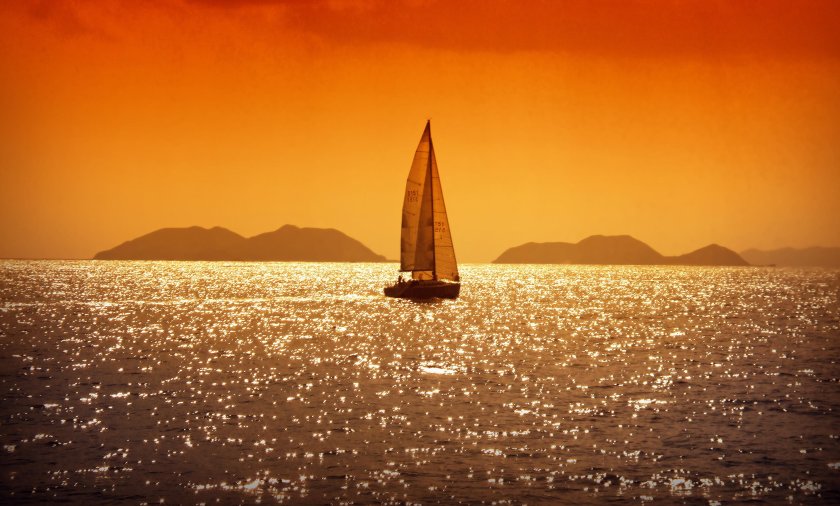 Яхта в море