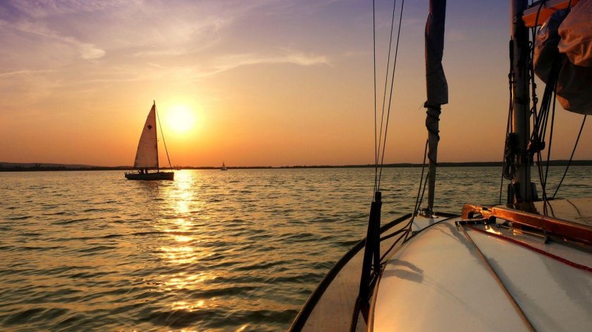 Парусная яхта в море