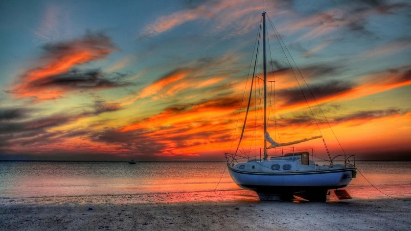 Корабль в море