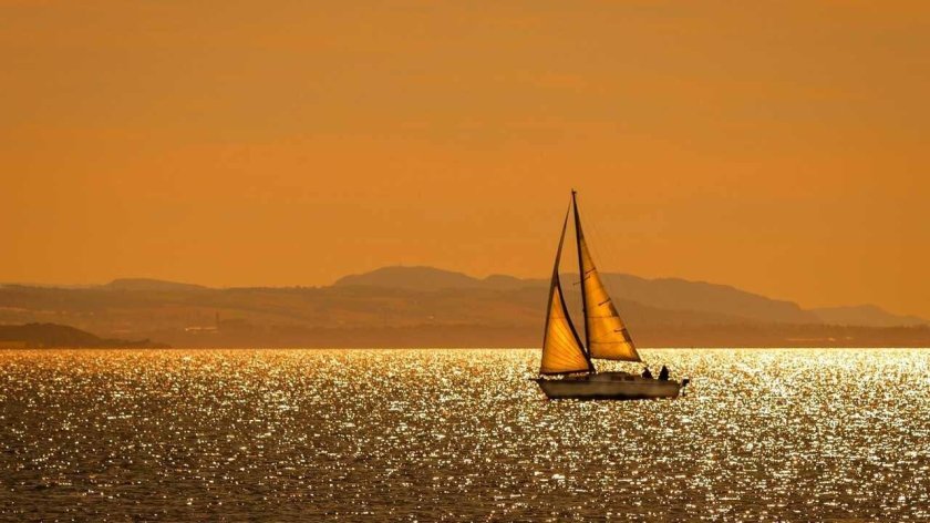 Парусник на закате