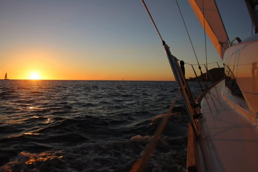 Яхта в море на закате