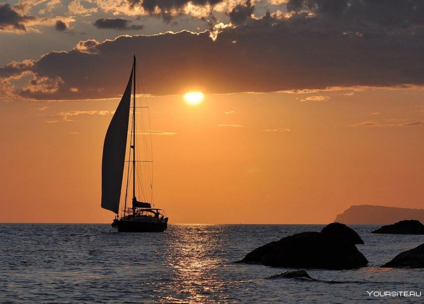 Парусная яхта на закате