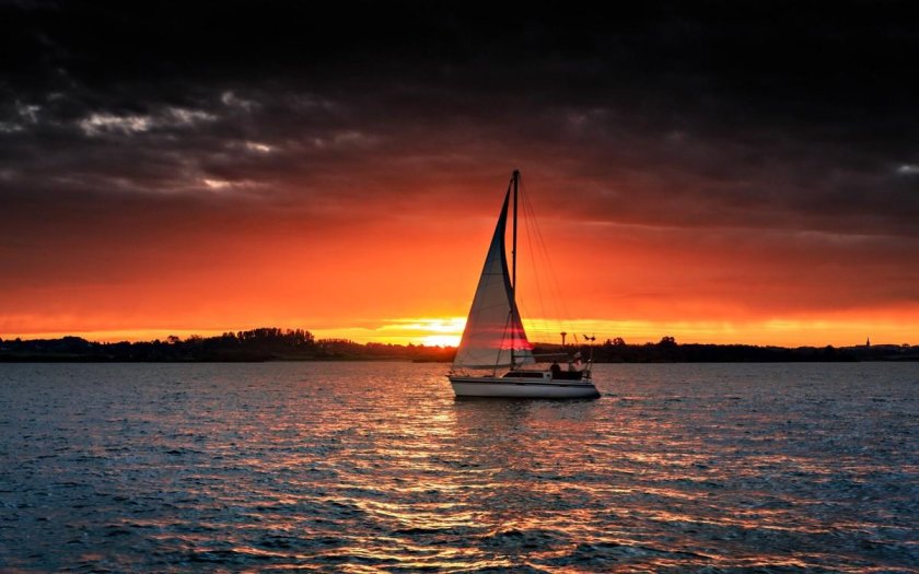 Яхта в море на закате