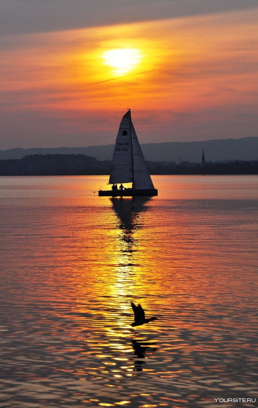 Парусник на закате