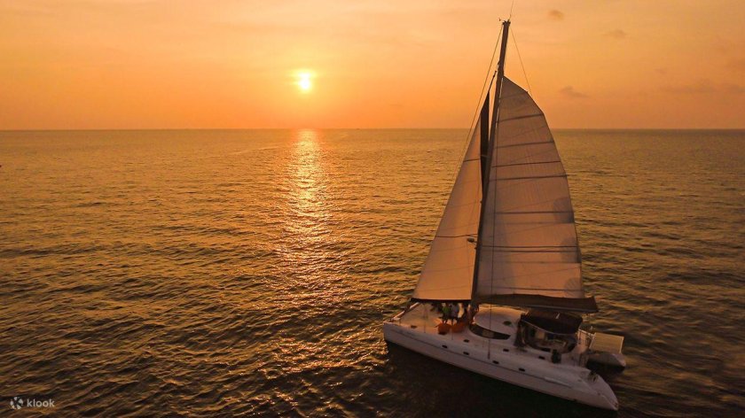 Прогулка на катамаране в море