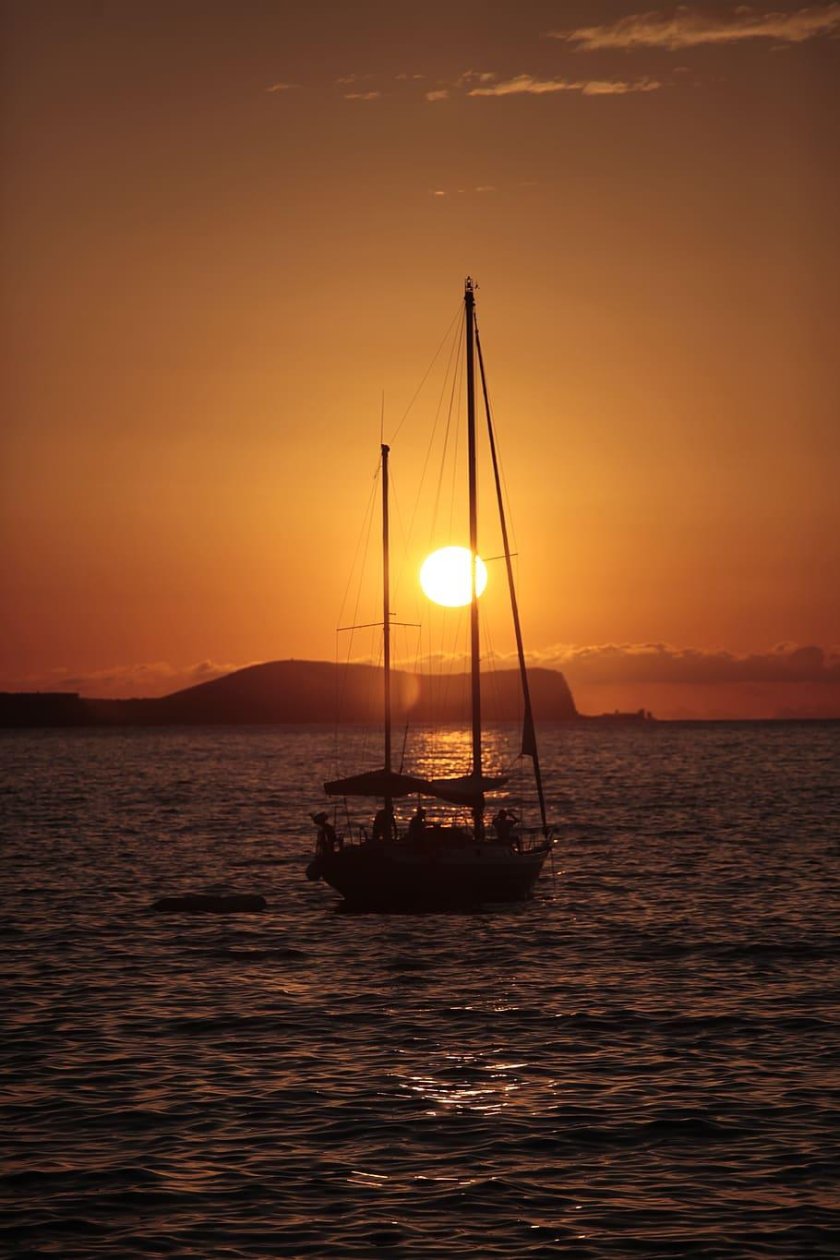 Парусник на закате