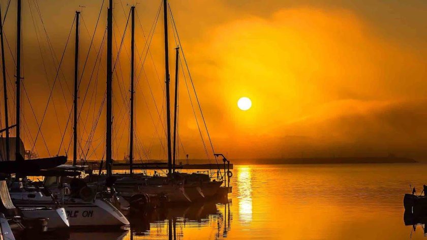 Яхта у причала