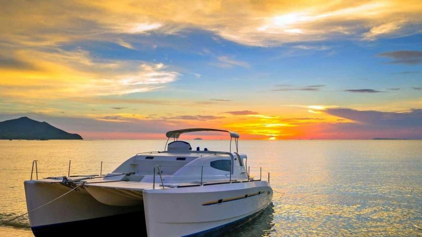 Яхта в море