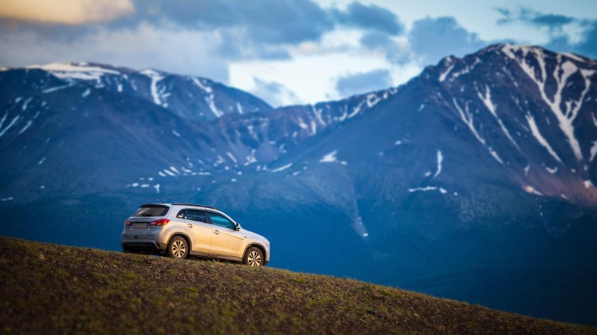 Автомобиль на фоне гор