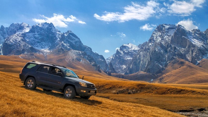 Внедорожник на фоне гор