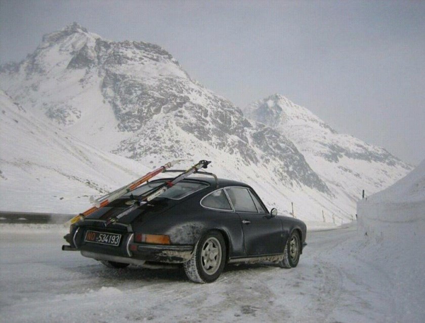 Автомобиль на лыжах