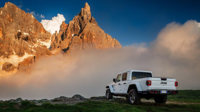 Джип в горах