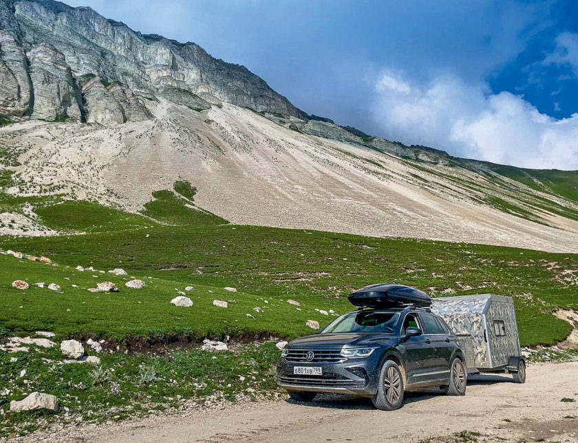 Машина в горах