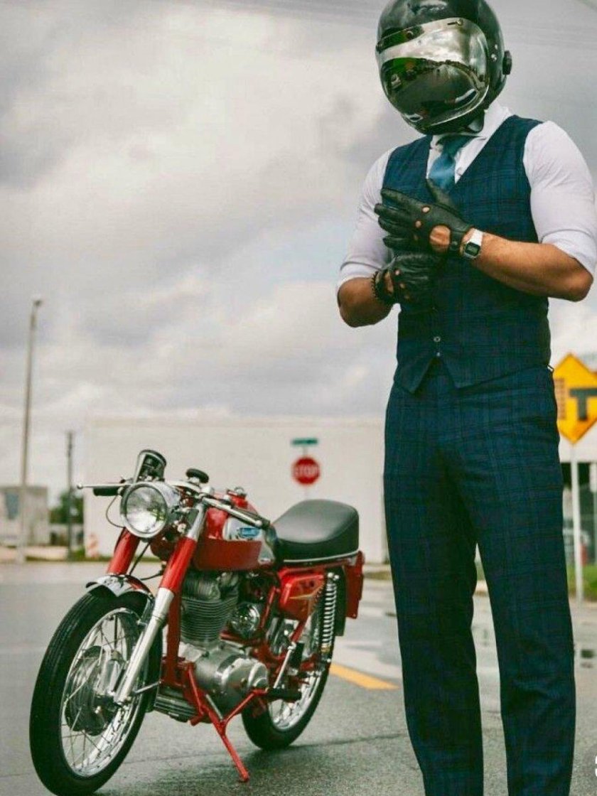 Мужчина на мотоцикле