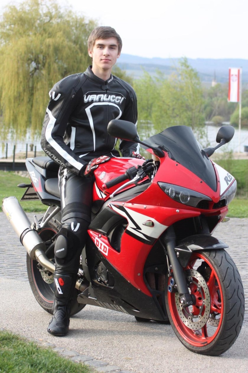 Парень на мотоцикле