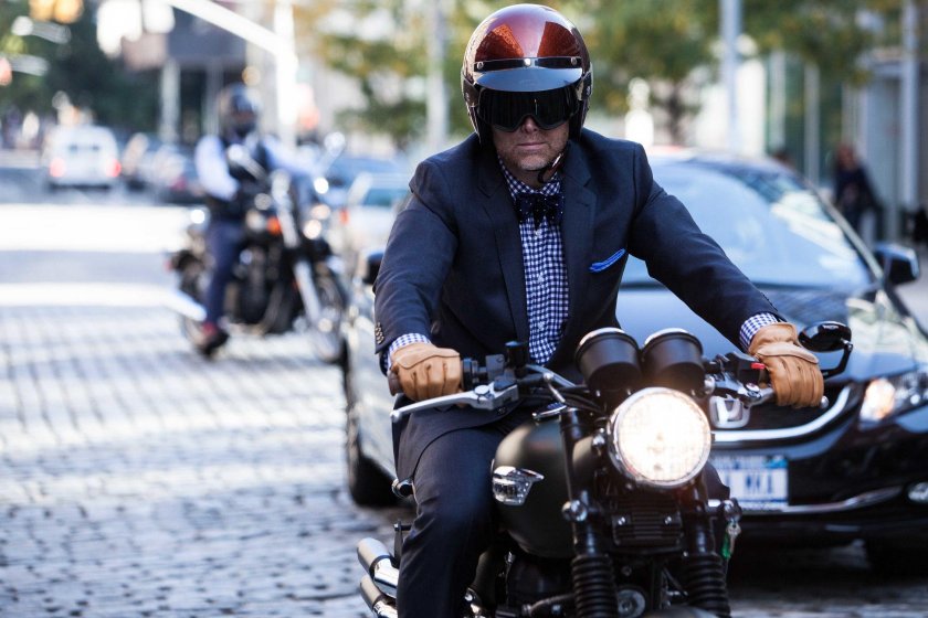 В пиджаке на мотоцикле