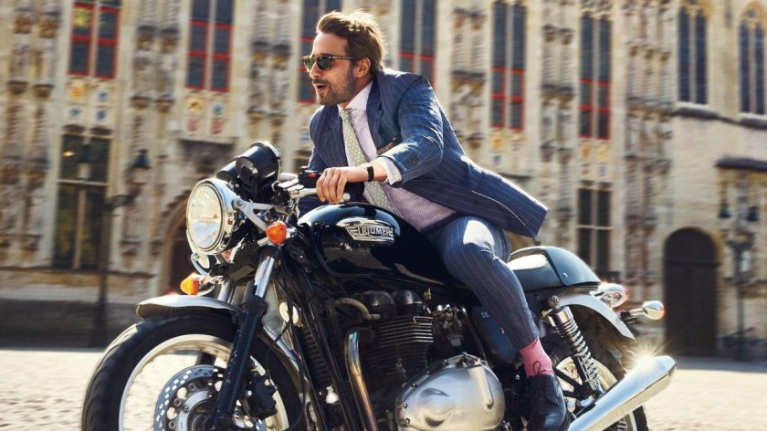 Triumph Bonneville с байкером