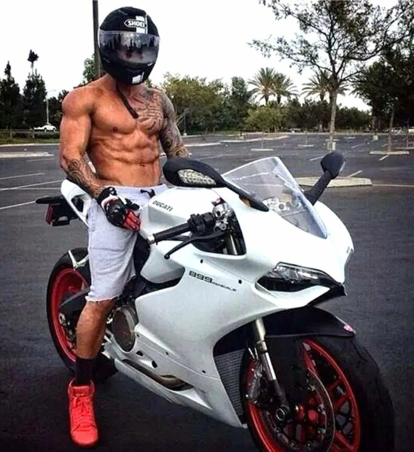 Парень на мотоцикле