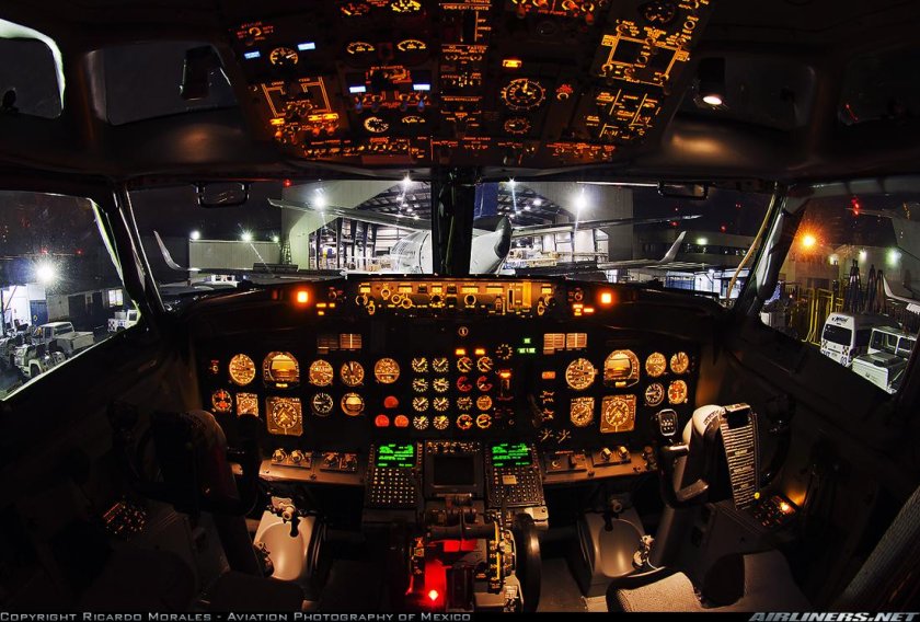 Кабина Боинг 737-800