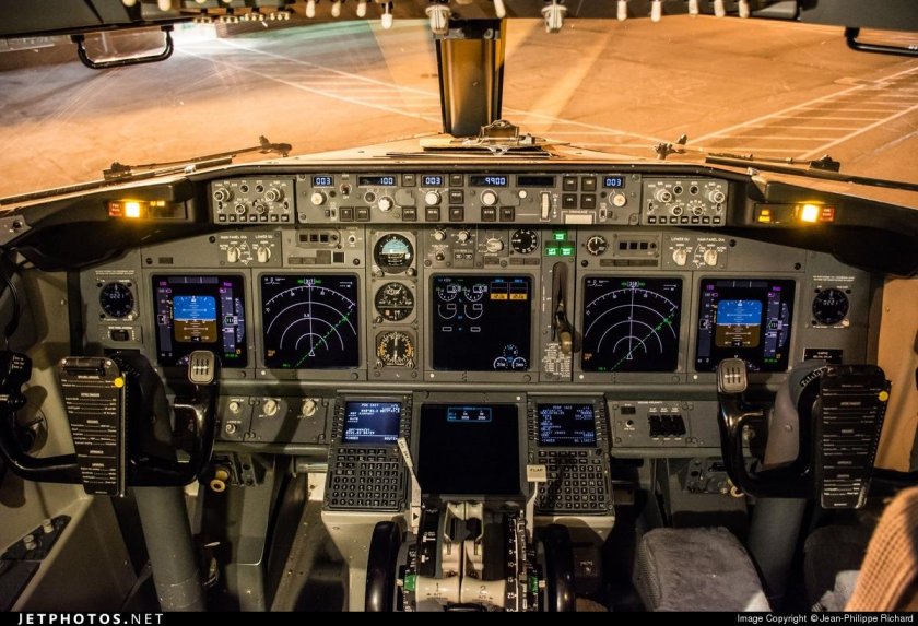 Кабина Боинг 737-800