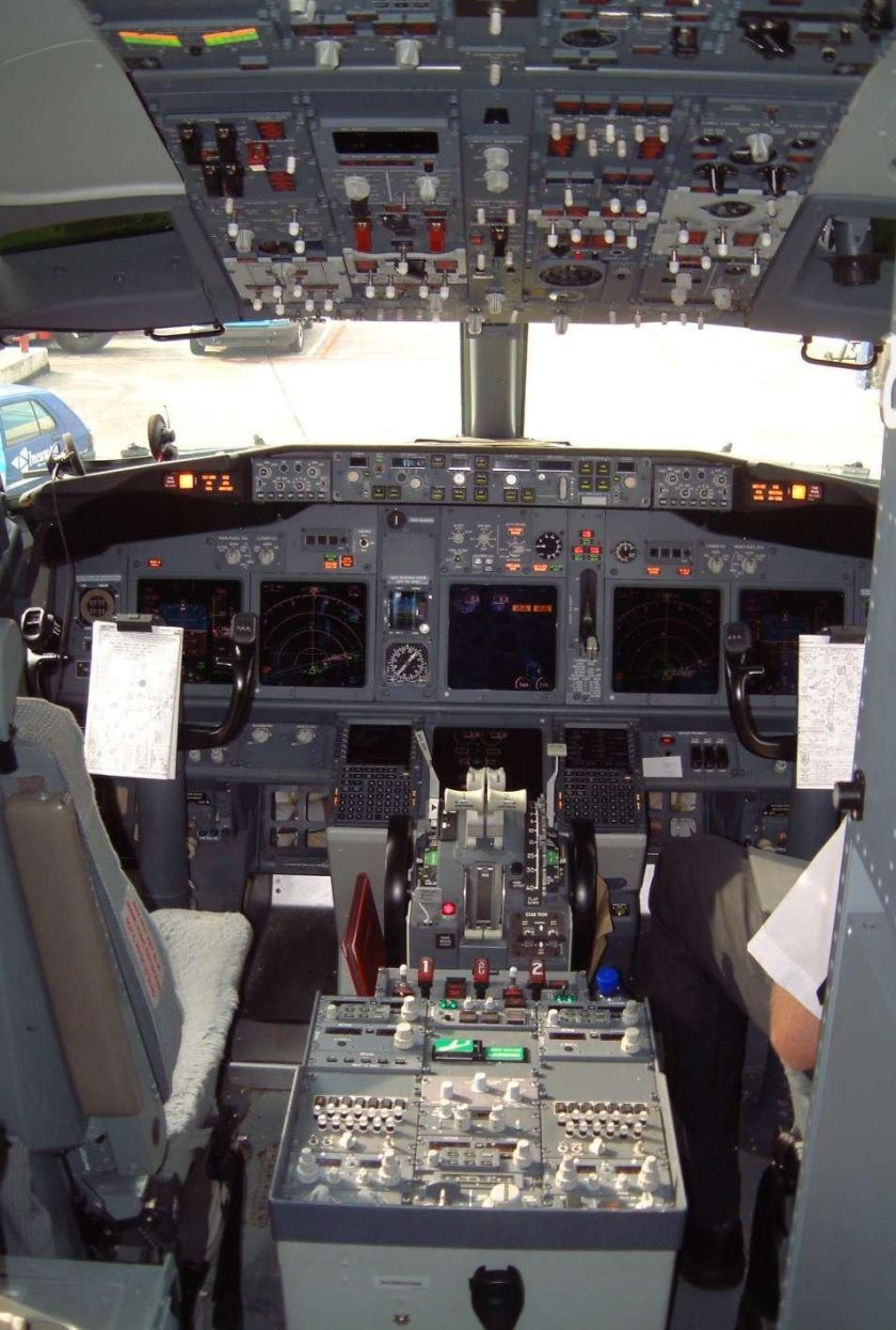 Кабина Боинг 737-800