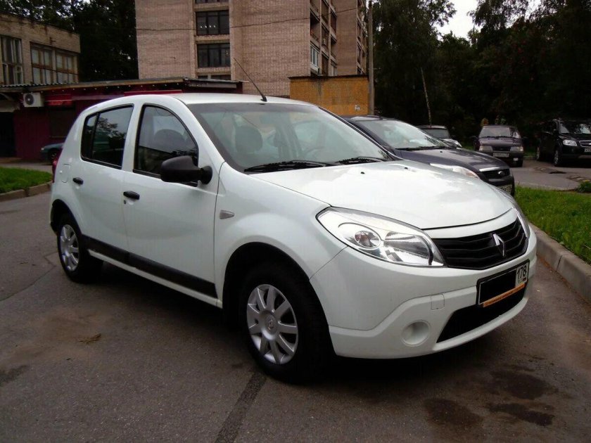 Белое Рено Сандеро 2011