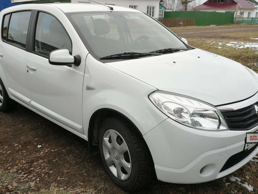 Белое Рено Сандеро 2011