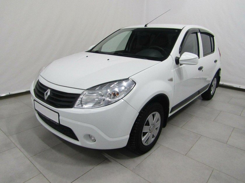 Рено Сандеро хэтчбек белая