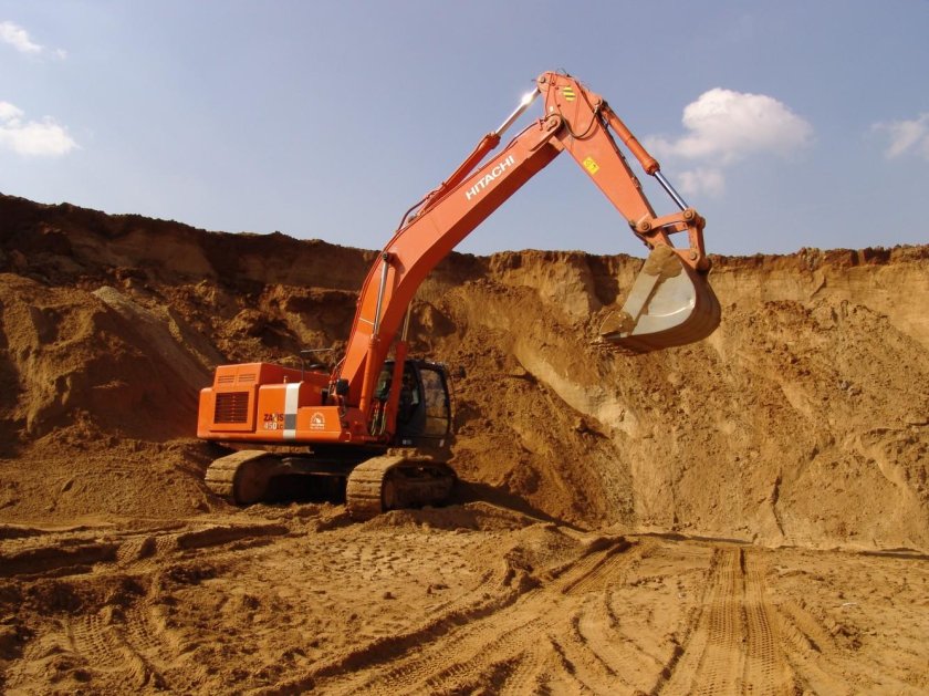 Экскаватор в карьере