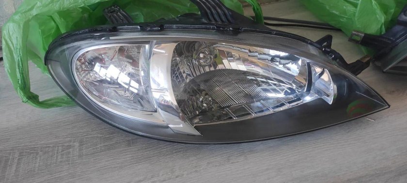 Стекло от фары корролаnze121