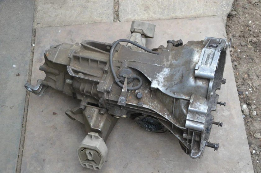 Ауди 100 коробка 2,3 c3