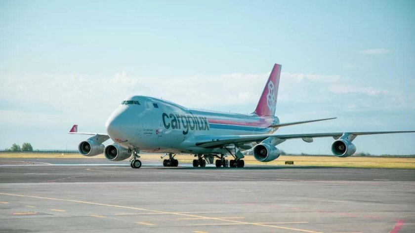 Самолет и аэропорт