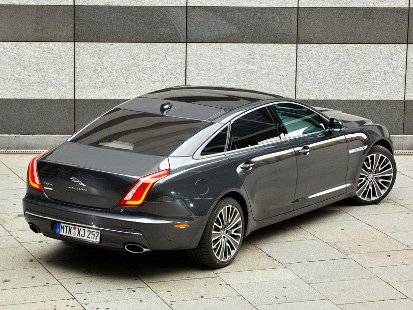 Yaguar XJ