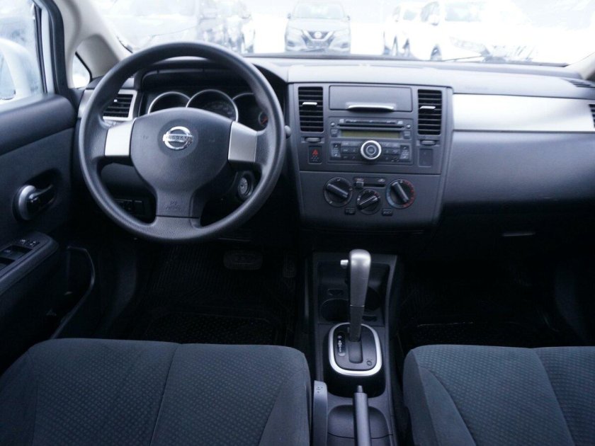 Nissan Tiida 2008 салон