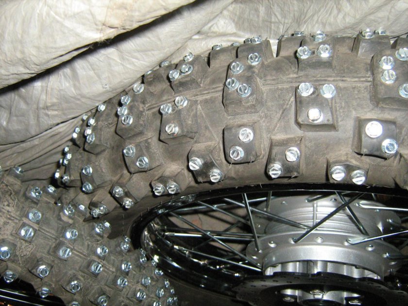 Шиповка моторезины саморезами