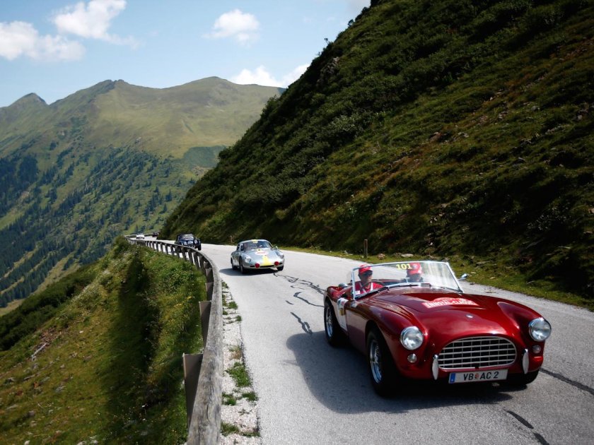 Автомобиль в горах