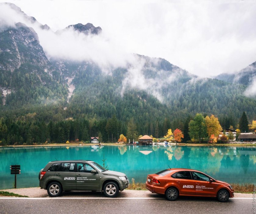 Мерседес на фоне альпийских гор