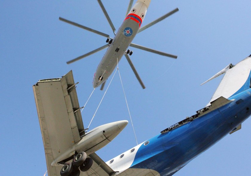 Ми-26 перевозит ту-134